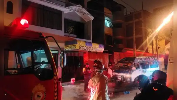 Cobrador se quedó dormido y extorsionadores le prendieron fuego a su combi en Santa Anita: quedó gravemente herido