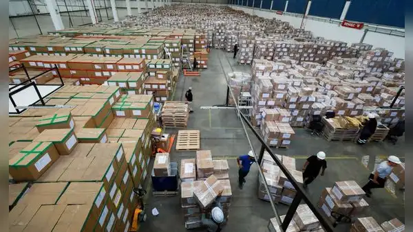 Contraloría detecta más de 400.000 kits escolares en almacén en Lurín que no fueron repartidos a zonas vulnerables