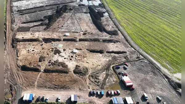 Unos obreros que construían una autopista acabaron descubriendo cientos de tesoros ocultos durante siglos bajo el terreno