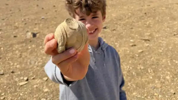 Un niño de 8 años descubre un fragmento de estatuilla romana de 1.700 años de antiguedad mientras hacía senderismo
