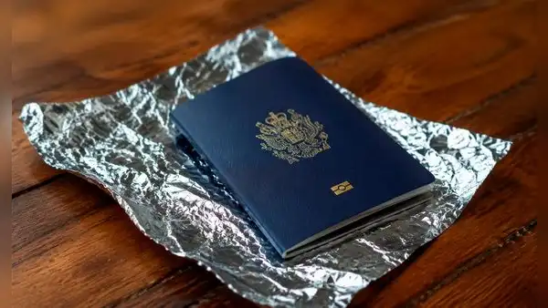Viajeros frecuentes revelan cómo un simple truco con aluminio ayuda a proteger los pasaportes en los aeropuertos