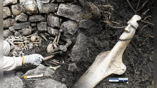 Arqueólogos de Perú descubren tumba de hace 600 años en Kuélap con restos humanos y ofrendas ceremoniales únicas