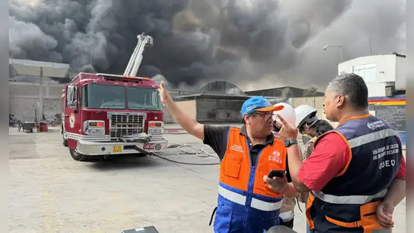 Gigantesco incendio afecta almacén cerca de grifo en Ate Vitarte: más de 20 unidades atienden la emergencia