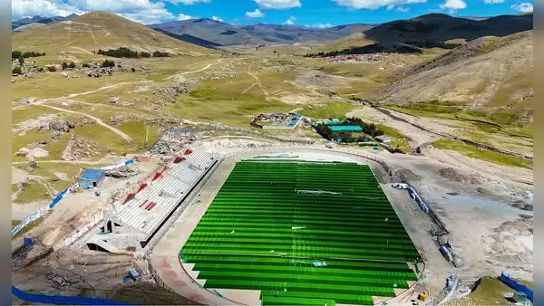 Un misterioso estadio se construye en esta provincia peruana: tiene una inversión de S/10 millones, está en medio de cerros y tendrá capacidad para 2.500 personas