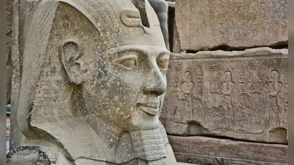 Arqueólogos encontraron después de casi 100 años la parte que le faltaba a una estatua de Ramses II