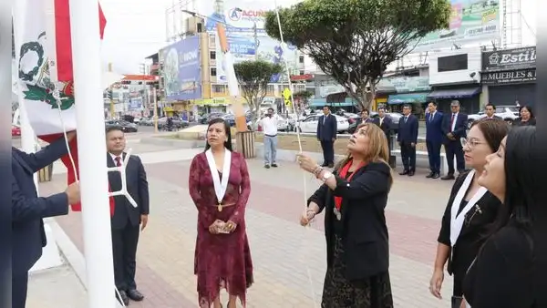 Presidenta de la corte del Santa lidera primer izamiento del pabellón nacional de su gestión