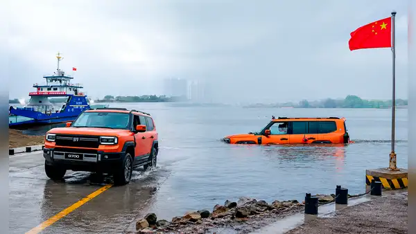 China revoluciona el transporte con su camioneta eléctrica capaz de cruzar carreteras y ríos en 10 minutos: batería alcanza 170 kW