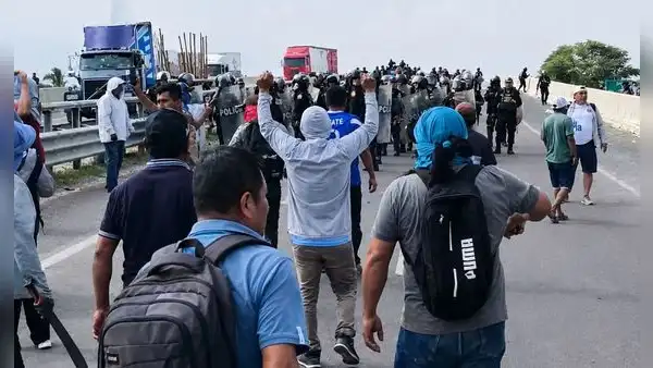 Paro agrario indefinido: manifestantes y policías se enfrentan por apertura de vía en Piura