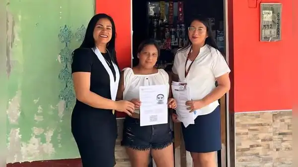 Jueza de Tumbes entrega personalmente depósitos judiciales a madres de familia en Zarumilla