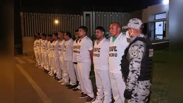 Trasladan a 17 presos de alta peligrosidad que coordinaban extorsiones desde prisión