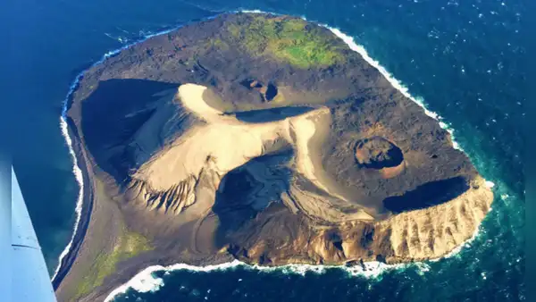 Apareció de la nada en 1963 y quedó aislada de los humanos: una isla funciona como laboratorio natural para observar cómo inicia la vida desde cero