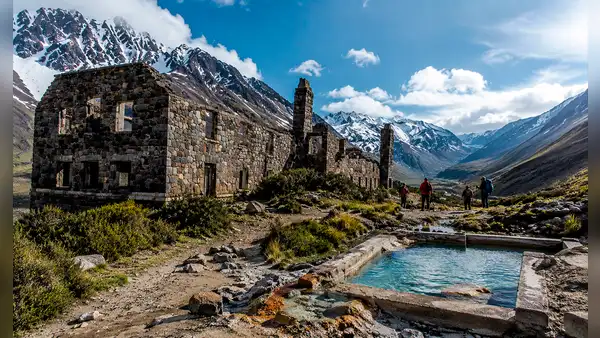 El hotel abandonado a 24 km del accidente de 'La sociedad de la nieve' que hoy es refugio para visitantes del memorial en los Andes