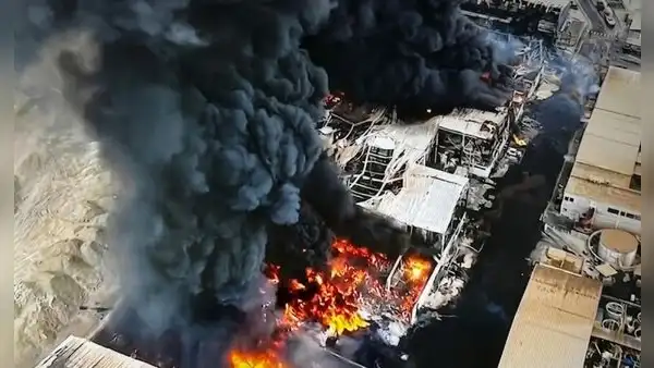 Feroz incendio en fábrica de químicos moviliza a más de 20 unidades de Bomberos en Lurín