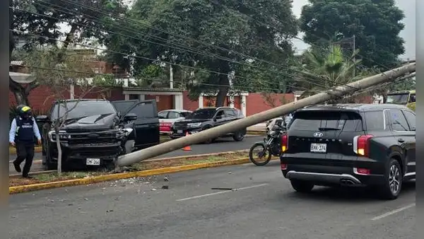 Aparatoso accidente en Surco: camioneta impacta contra poste y estructura cae sobre otro vehículo