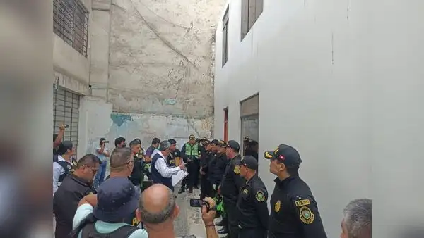 Detienen a 9 policías de la comisaría de Ate por cobrar coimas a transportistas