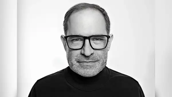 Juan Carlos Fisher: “La política ha sobrepasado a la ficción y ahora la ficción se siente aburrida”