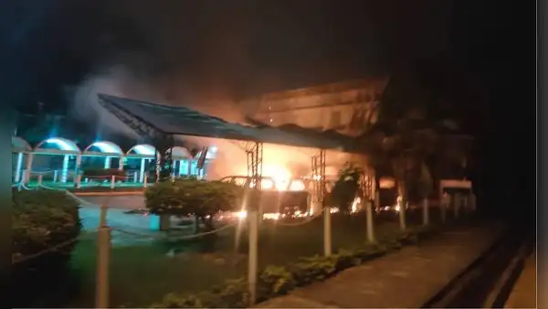Caos en la Universidad de Ucayali: alertan ingreso de sujetos y quema de vehículos en plena toma estudiantil