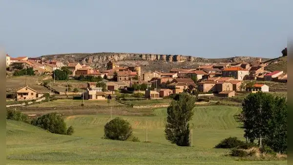 El pueblo de España que busca vecinos: ofrece vivienda gratuita, empleo fijo y beneficios adicionales para familias con hijos