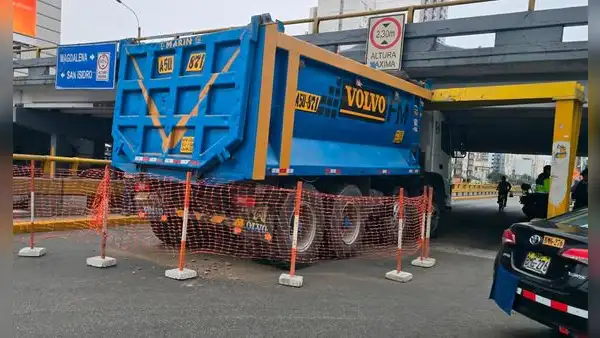 Camión quedó atrapado bajo puente de la avenida Brasil y generó caos vehicular: conductor recibirá multa de S/ 5.000