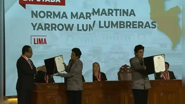 Norma Yarrow rechaza foto con Burneo en entrega de credenciales y asistentes la critican: "Malcriada, más respeto"