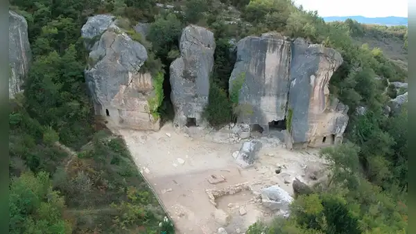 Arqueólogos rastrearon una comunidad aislada del siglo VII hasta una red de cuevas ocultas y encontraron un oscuro secreto de 500 años