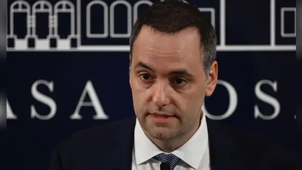 Manuel Adorni renunció como jefe de Gabinete de Milei en medio de acusaciones por corrupción