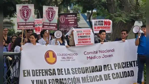 Colegio Médico protesta contra autógrafa que permite reconocer experiencia y estudios en el extranjero para ser especialista