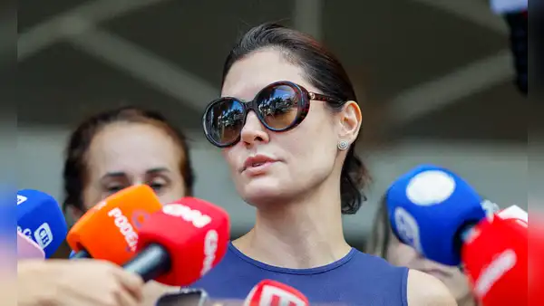 Esposa de Jair Bolsonaro acusa a su hijastro Flávio de "humillarla" y agrieta la candidatura de la derecha en Brasil