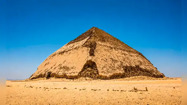 Esta pirámide 'imperfecta' fue pieza clave en el desarrollo arquitectónico de las grandes pirámides de Guiza y su forma lisa