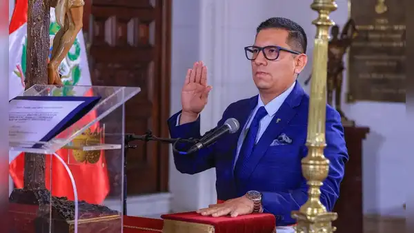 Ministro de Trabajo es acusado por presunto certificado falso para acceder a cargo público