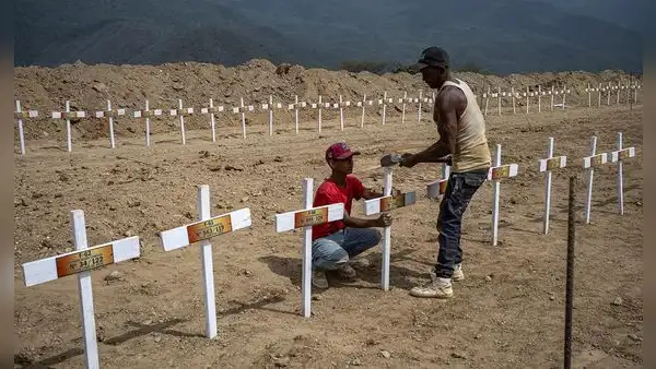 Más de 150 cuerpos sin identificar fueron enterrados tras los terremotos que dejan más de 3.500 muertos en Venezuela
