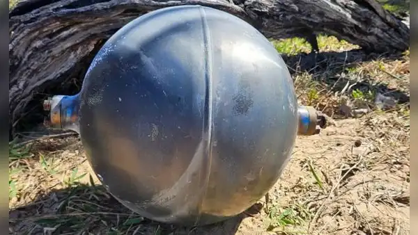Científicos emiten una advertencia: aparecen en una playa 6 misteriosas “esferas espaciales” y no hay certeza de dónde provienen
