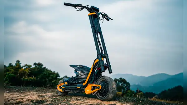 China crea el scooter eléctrico más rápido del mundo que recorre más de 150 km: sus 2 motores generan 8.400 W de potencia