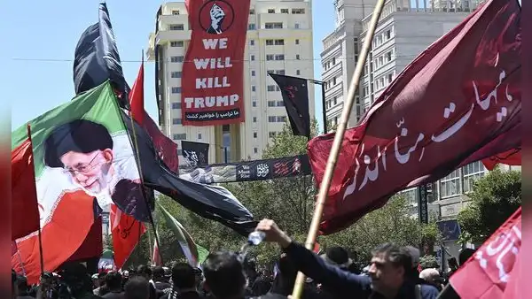 Irán acusa a Estados Unidos de cometer un crimen de guerra por bombardear infraestructuras civiles en pleno funeral de Jamenei