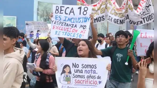 Estudiantes de Beca 18 protestan contra cambios al reglamento del Pronabec: “No somos una nota, somos años de sacrificio”