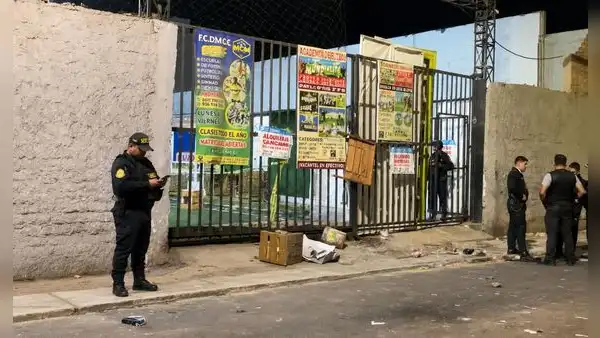 Balacera en cancha de fulbito de San Miguel: pelea habría iniciado por una tarjeta roja en pichanga
