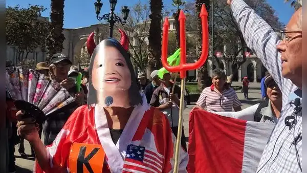 "Le estamos dando una credencial de la corrupción": autoconvocados protestaron en Arequipa durante ceremonia del JNE