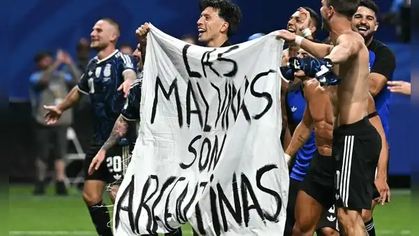 La FIFA podría sancionar a la AFA por exhibir la bandera "Las Malvinas son argentinas" en el Mundial 2026