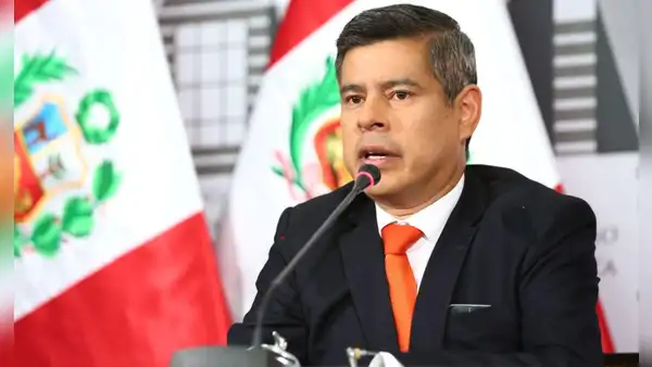 Luis Galarreta sustenta tesis para titularse de abogado a días de iniciar funciones como vicepresidente