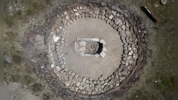 Arqueólogos descubren una tumba monumetal de la Edad de Bronce con armas y un caballo usado en un ritual