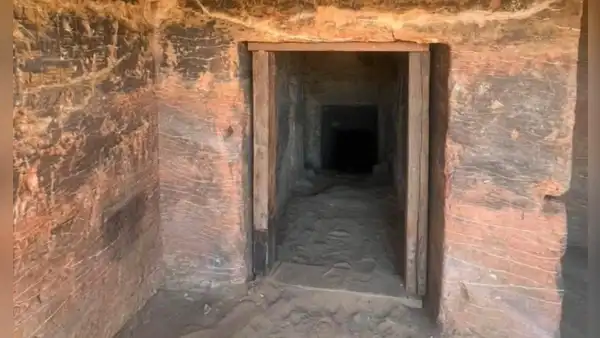 Arqueólogos descubren tumbas excavadas en la roca de 3.000 años de antiguedad en una necrópolis de Egipto