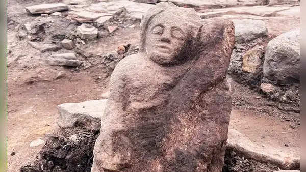 Un arqueólogo levanta una piedra y encuentra un guardián romano escondido bajo un cuartel durante 1.600 años