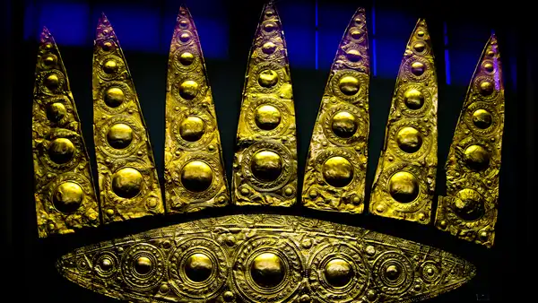Arqueólogos descubren tumbas de 3.000 años de antiguedad repletas de gemas y diademas de oro