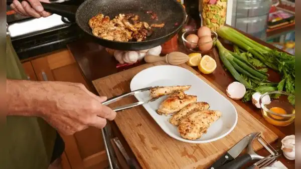¿Por qué recomiendan cocinar la pechuga de pollo con vinagre? Este sencillo truco mejora su textura y sabor