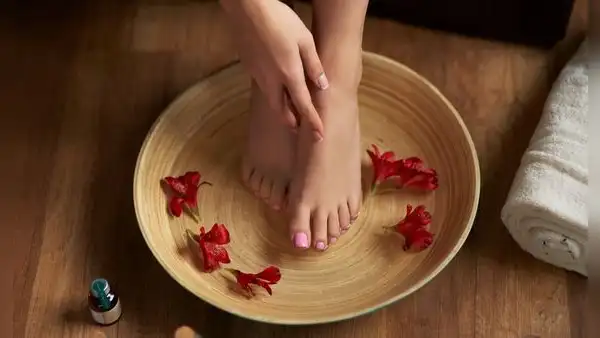 Lavarse los pies con sal y aceite de oliva: por qué algunos expertos recomiendan esta rutina y qué beneficios puede aportar a la piel