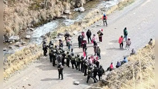 Paro indefinido en Yauyos: comuneros bloquean vía a Chupaca en quinto día de protesta contra minera Corona