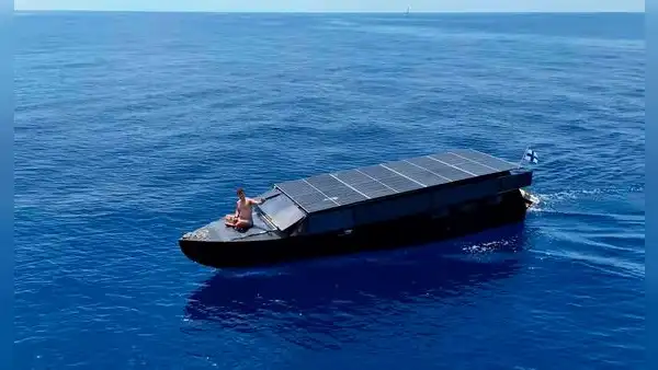 El barco que recorrió 5.500 kilómetros sin usar conbustible: funciona con energía solar y un motor eléctrico