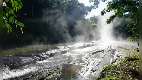 Geólogos investigan un río de este país de América Latina que alcanza los 99°C: el volcán más cercano está a más de 700 kilometros