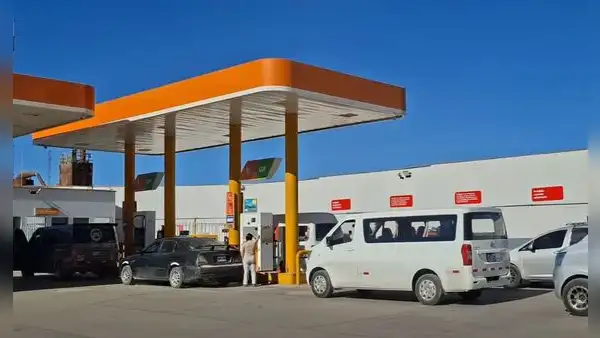 Grifos se quedan sin GLP por bloqueos en la Panamericana Sur: largas colas por combustible en Arequipa