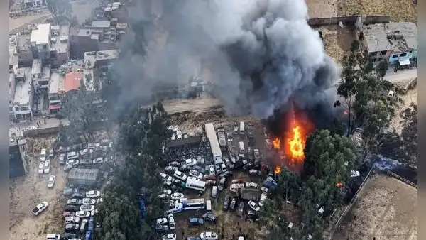 Voraz incendio en depósito de la PNP deja más de 100 vehículos quemados en El Tambo, Huancayo